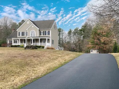 23 Bunker Hill Drive Londonderry NH 03053