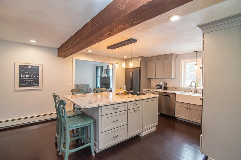 8 Lee Circle Derry NH 03038