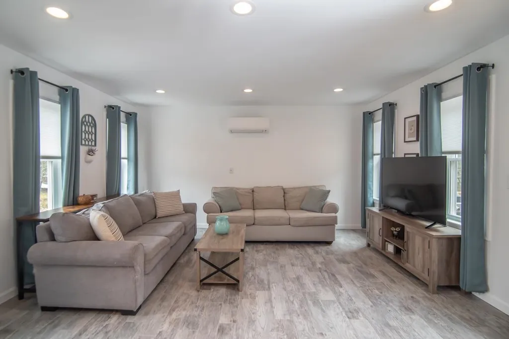 8 Lee Circle Derry NH 03038