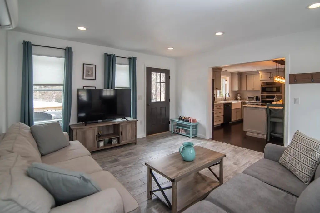 8 Lee Circle Derry NH 03038