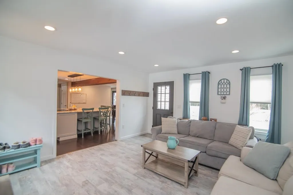 8 Lee Circle Derry NH 03038