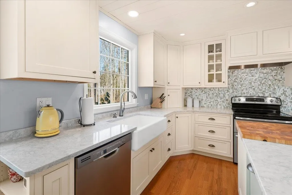 2 Steppingstone Road Bedford NH 03110