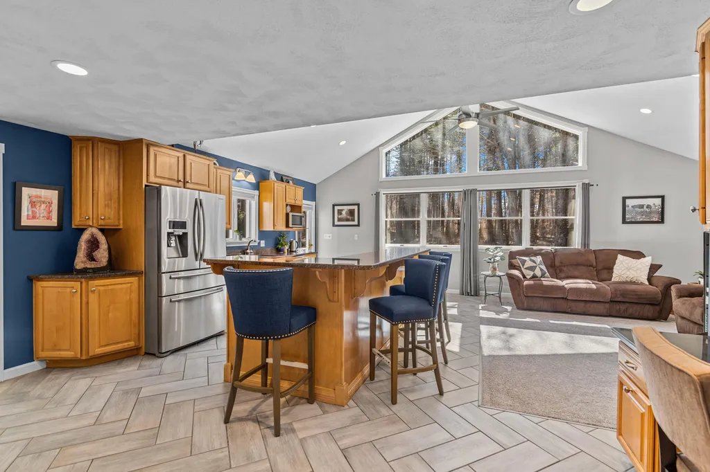 18 Crestwood Road Windham NH 03087