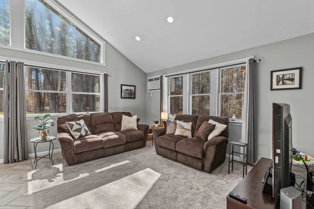 18 Crestwood Road Windham NH 03087