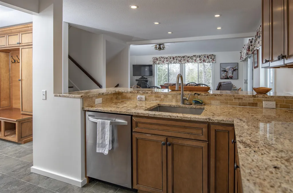 105 Williams Lane Hartford VT 05059