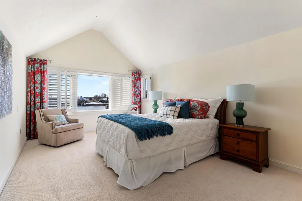 99 Campbells Lane New Castle NH 03854