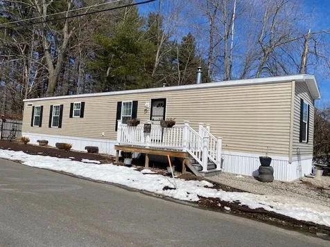 8 Barksdale Avenue Londonderry NH 03053