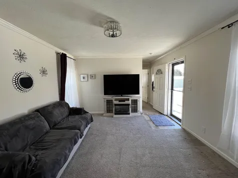 8 Barksdale Avenue Londonderry NH 03053