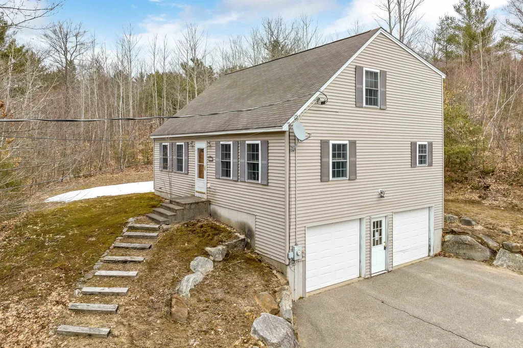 11 Hollywood Beach Road Alton NH 03809