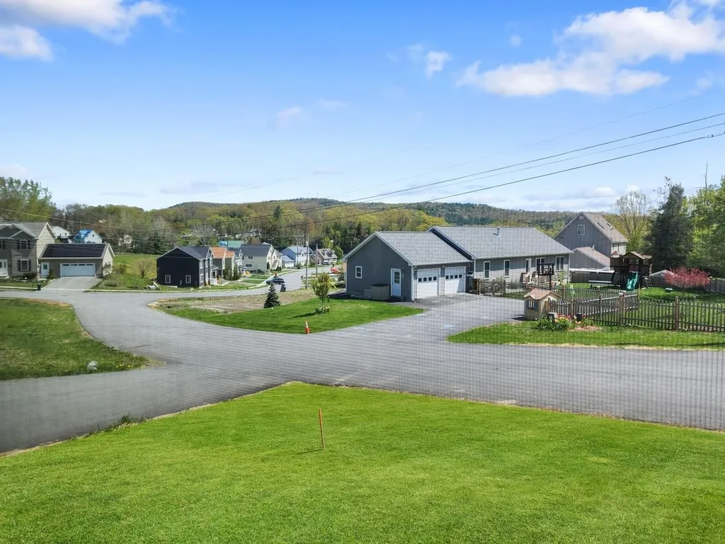 51 Dogwood Lane Hartford VT 05001