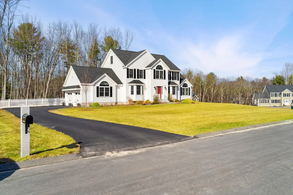 9 Innisbrook Drive Pelham NH 03076