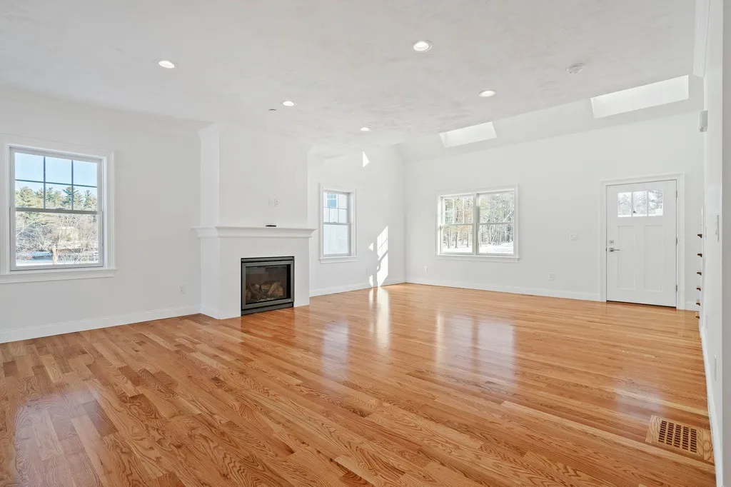 18 Kibrel Court Sandown NH 03873