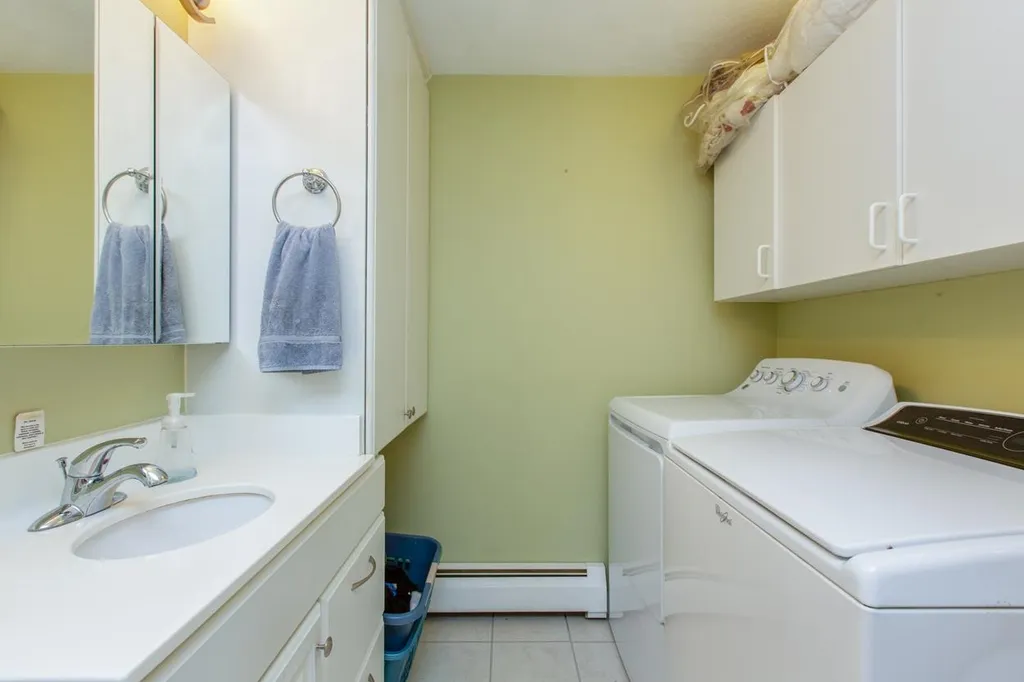 8 Wedgewood Drive Londonderry NH 03053