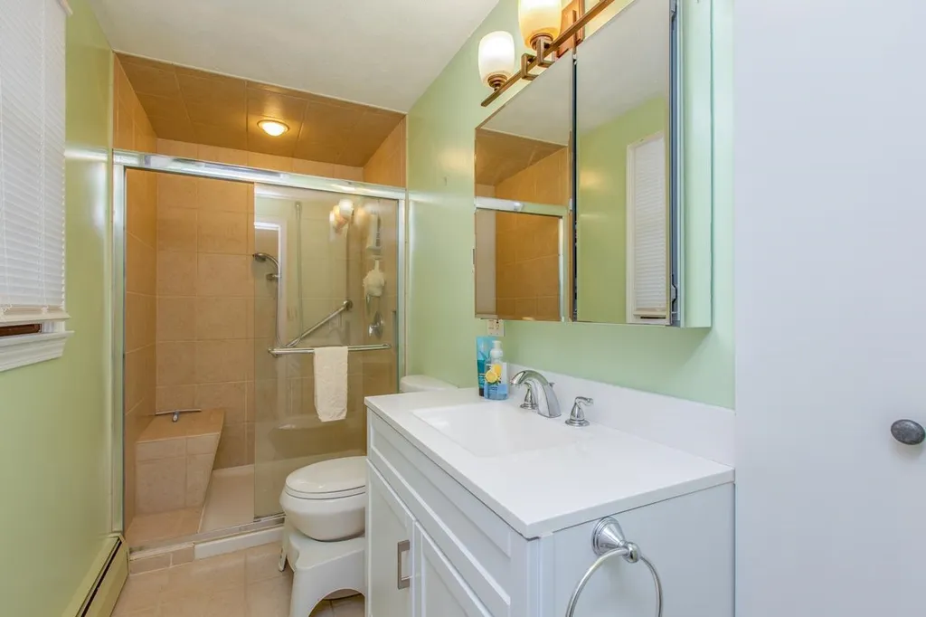 8 Wedgewood Drive Londonderry NH 03053