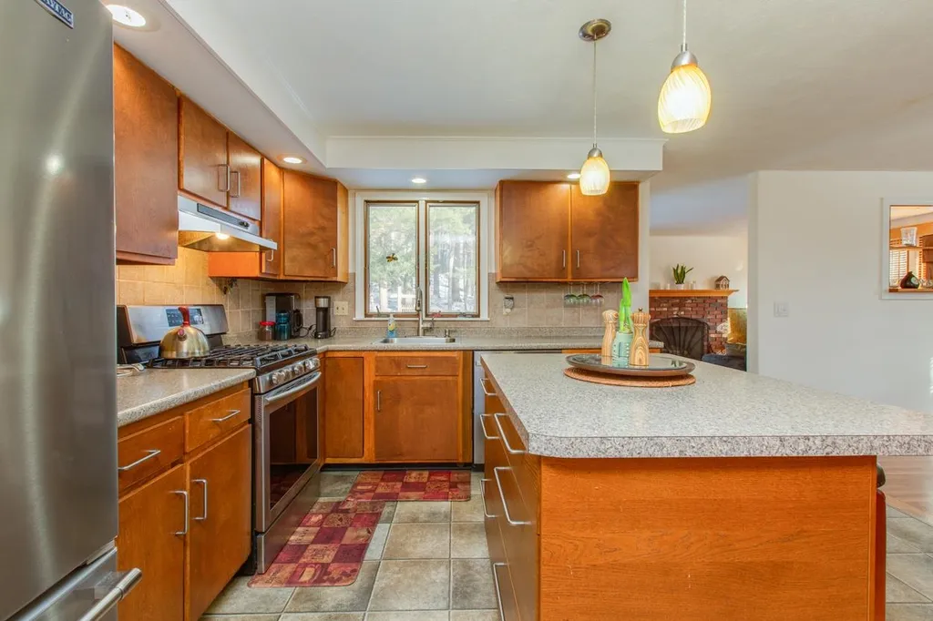 8 Wedgewood Drive Londonderry NH 03053