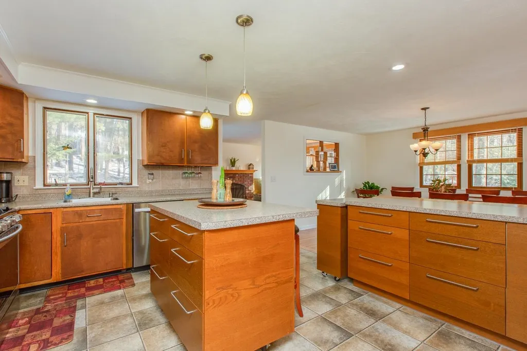 8 Wedgewood Drive Londonderry NH 03053