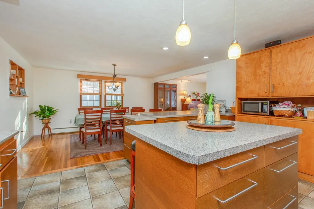 8 Wedgewood Drive Londonderry NH 03053