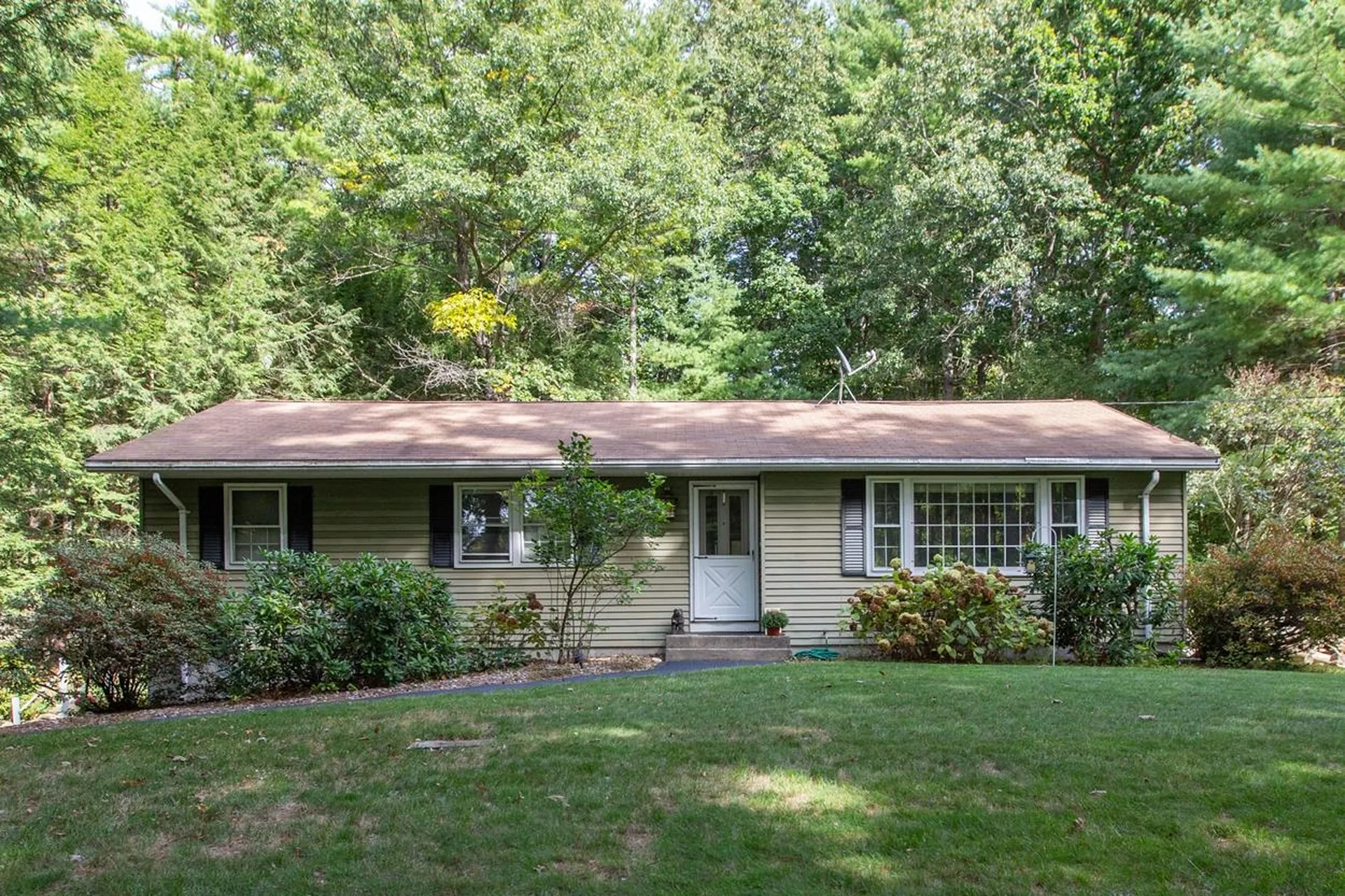 8 Wedgewood Drive Londonderry NH 03053