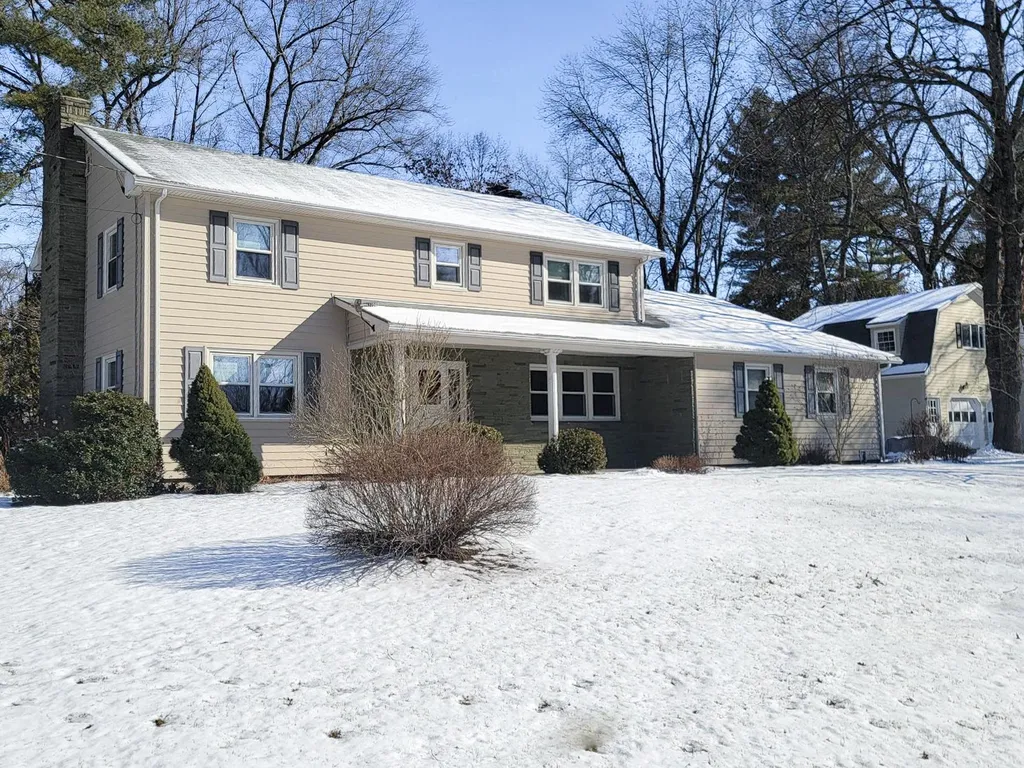 8 Robin Drive Hudson NH 03051