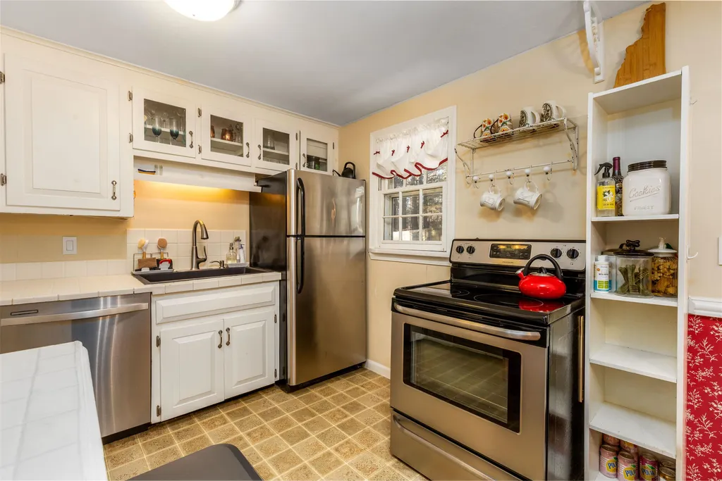21 Walnut Avenue North Hampton NH 03862