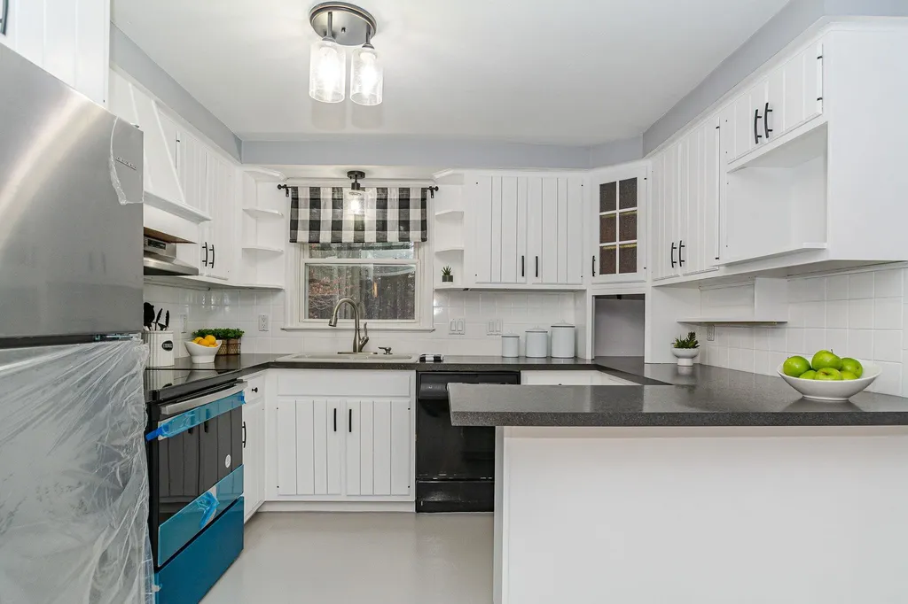 25 Monticello Drive Pelham NH 03076