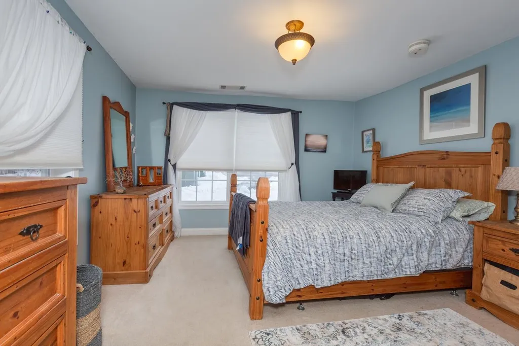 16 Vista Ridge Drive Londonderry NH 03053