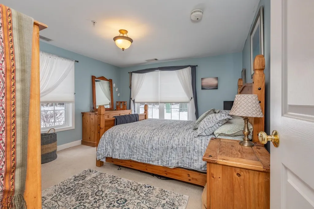 16 Vista Ridge Drive Londonderry NH 03053