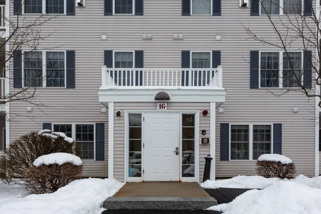 16 Vista Ridge Drive Londonderry NH 03053