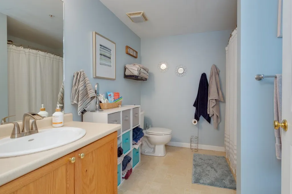 16 Vista Ridge Drive Londonderry NH 03053