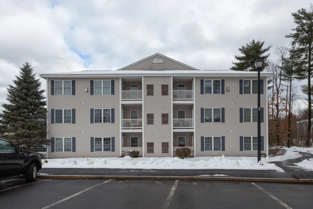 16 Vista Ridge Drive Londonderry NH 03053
