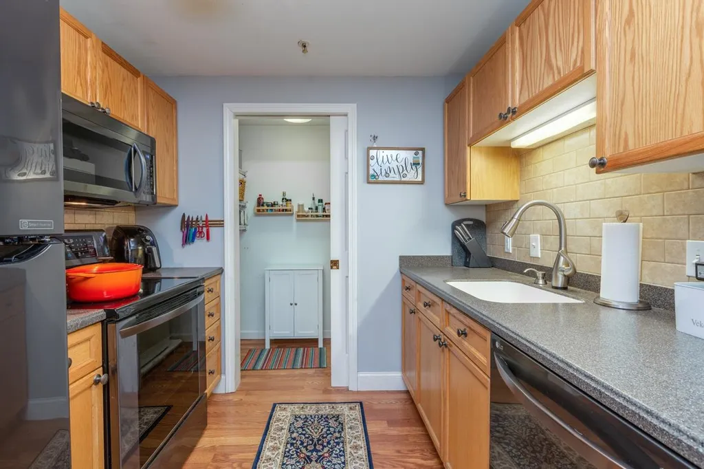 16 Vista Ridge Drive Londonderry NH 03053