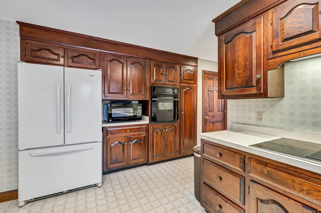 8 Kiowa Road Salem NH 03079
