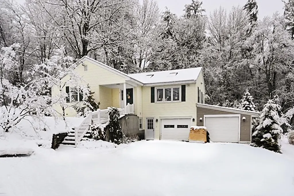 2 Locust Hill Road Goffstown NH 03045