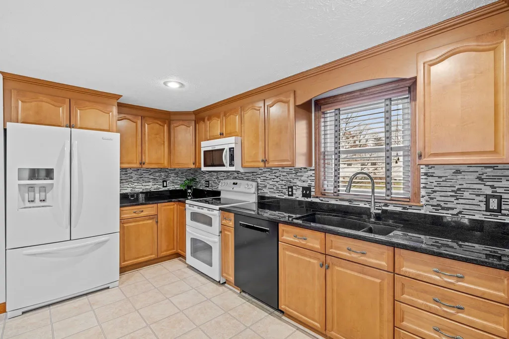 19 Custom Street Nashua NH 03062