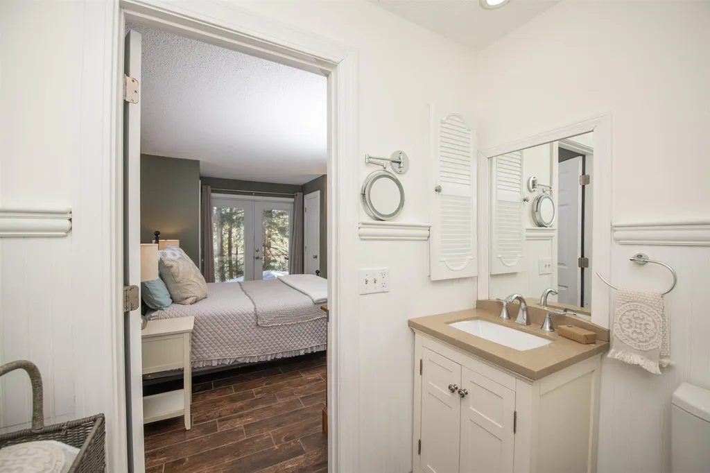 253 Old Quechee Road Hartford VT 05059