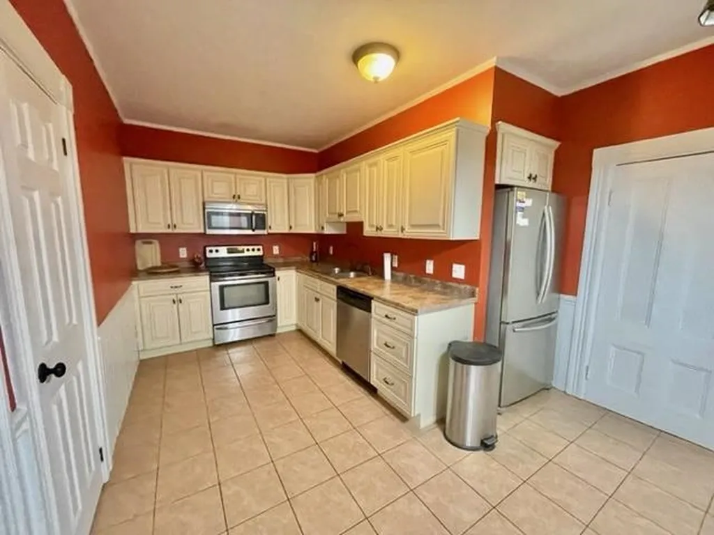 41 W Broadway Street Derry NH 03038