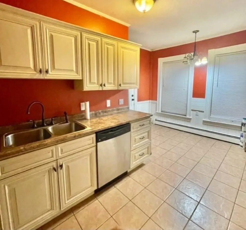41 W Broadway Street Derry NH 03038