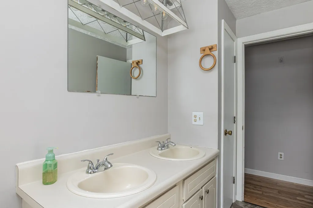 33 Crockett Drive Goffstown NH 03045