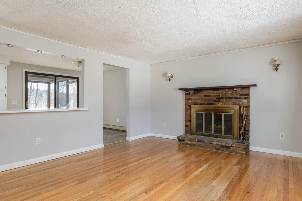 33 Crockett Drive Goffstown NH 03045