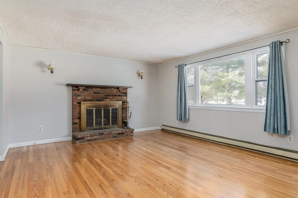 33 Crockett Drive Goffstown NH 03045