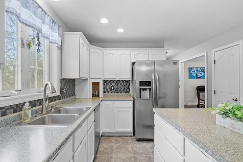 5 Lynwood Road Raymond NH 03077