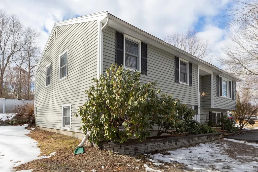 10 Spinnaker Drive Derry NH 03038