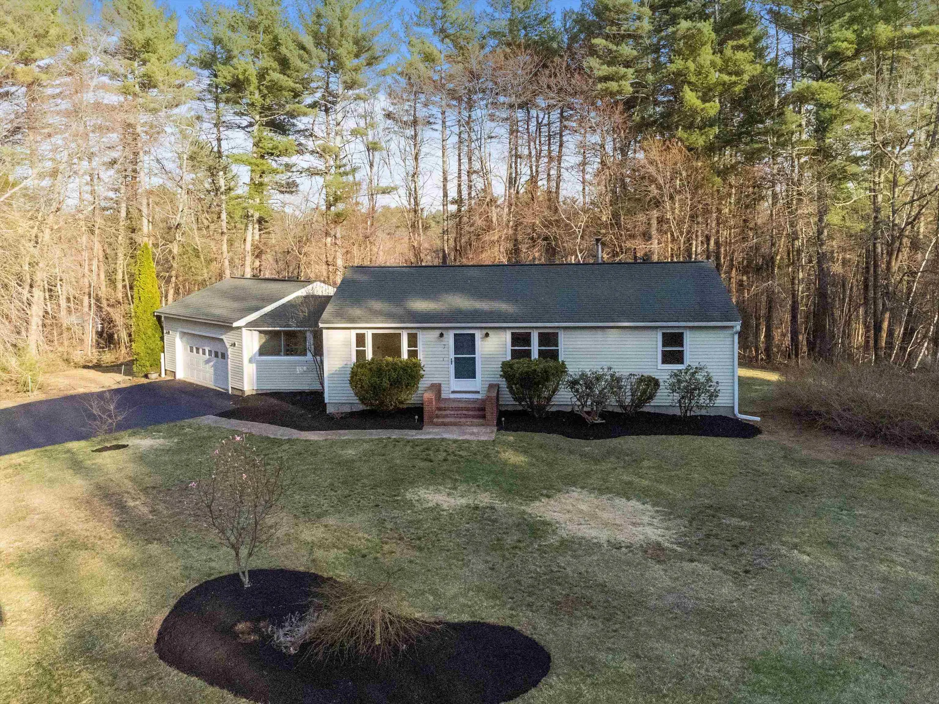 7 Merlin Place Londonderry NH 03053