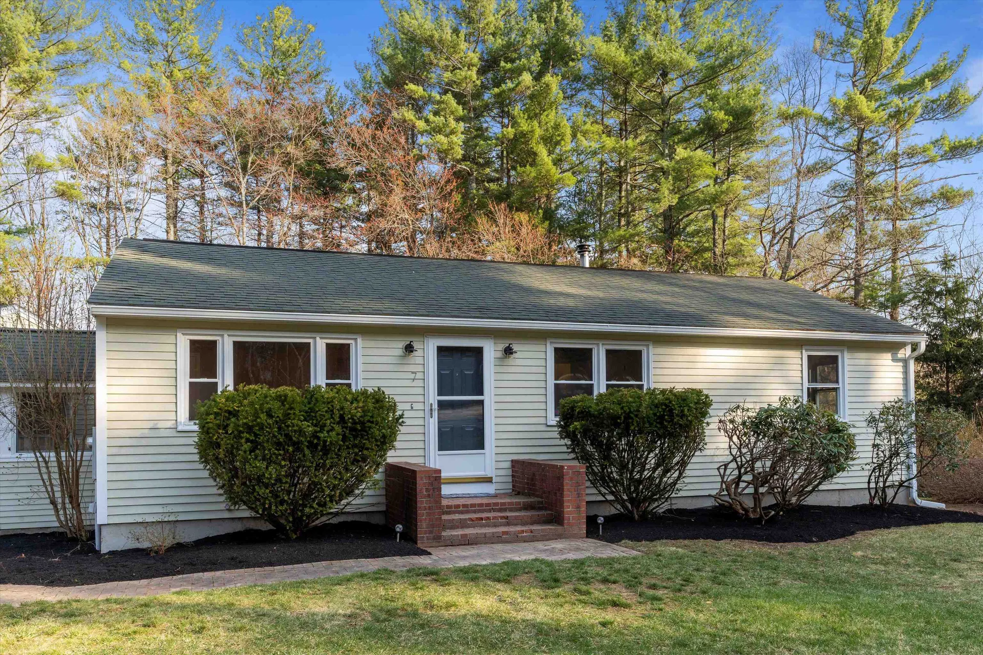 7 Merlin Place Londonderry NH 03053