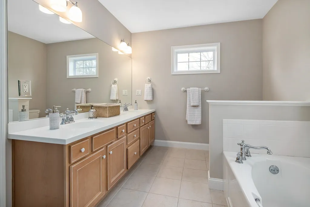 3 Hemlock Way Stratham NH 03885