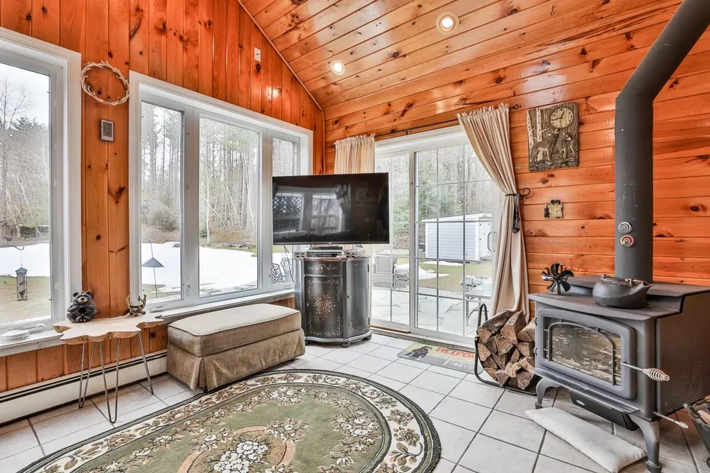 6 Huckleberry Road Raymond NH 03077
