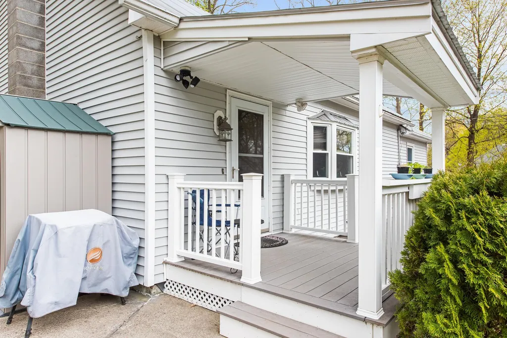 12 Pinedale Street Hudson NH 03051