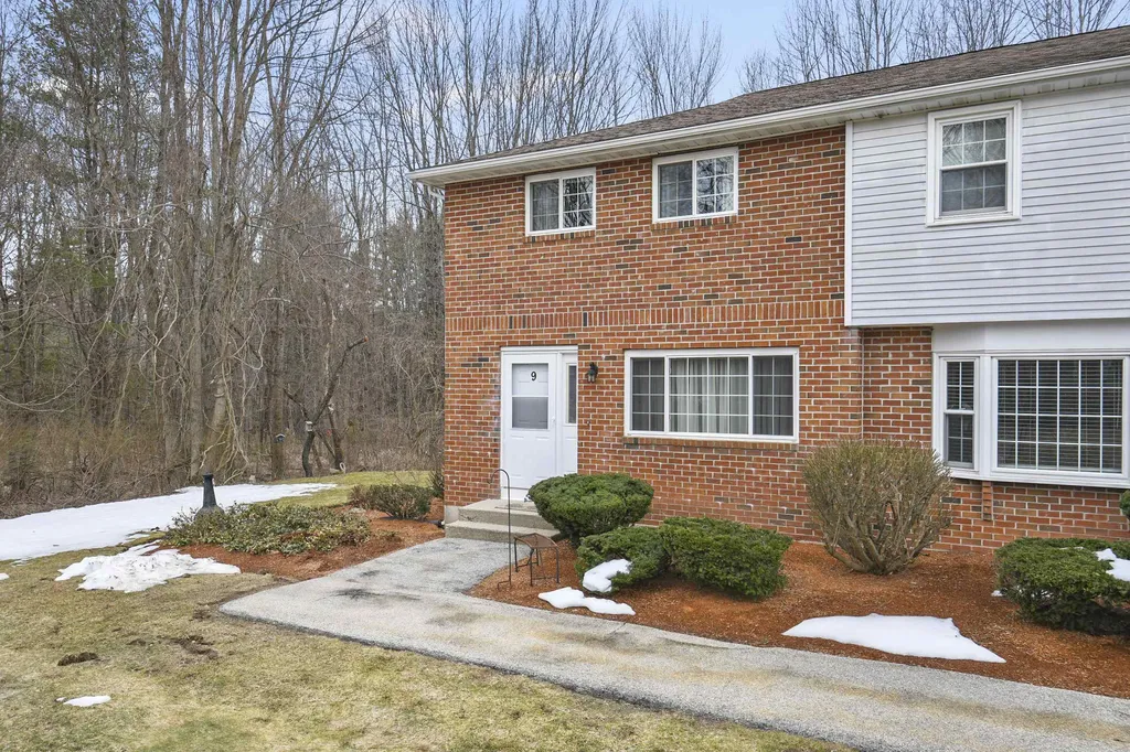 9 Oakridge Drive Londonderry NH 03053