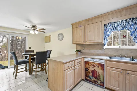 9 Oakridge Drive Londonderry NH 03053