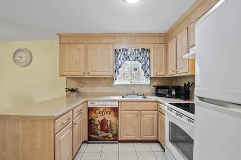 9 Oakridge Drive Londonderry NH 03053